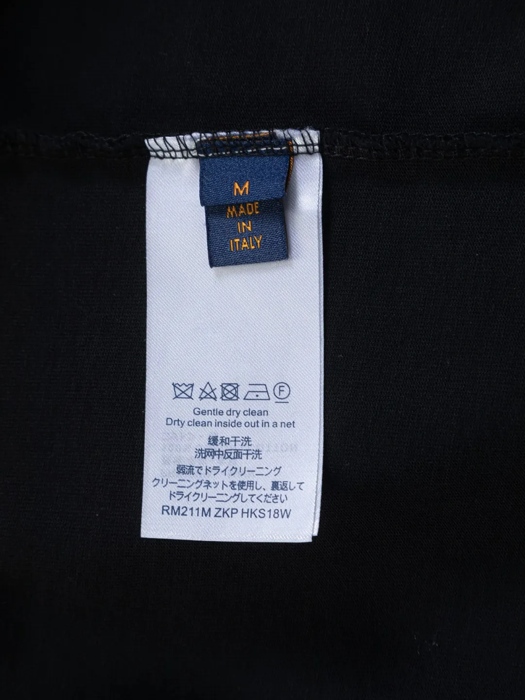 🅿️210 Louis Vuitton 1V LV lv slightly wide version S-XL LV 26ss new products are available at counters simultaneously. Multiple craftsmanship. Front and rear denim patch letters🪡 embroidery. Round neck short-sleeved T-shirt, same style for men and women! Consigned to one-to-one creation. Synchronized with the official website, pure cotton fabrics at the counter! It is close to the skin and comfortable, durable and easy to wear. It has a classic and simple logo design and meticulous original craftsmanship. Short-sleeves, a must-have item for men, do not appear to be the same for the general public, but must be unique and eye-catching. This LV short-sleeve is all about quality, comfort, the same shape and fashion as always, including fabrics and cutting techniques. All of them have been made with great effort! 320 grams of washed pure cotton fabric, pure cotton is breathable, very refreshing and comfortable for daily wear. The rib knitting on the neckline is smooth and tight, and the neckline will not be skewed if you toss it at will. The loose version, you will find that it looks really good on the upper body. The overall is minimalist and neat, super versatile for daily use! Pair it casually with a pair of pants for a youthful look. A T-shirt will make your outfit crazy. It is a fashionable item that can never go wrong! Color: Black White Size: S-XL Size chart: S: Shoulder width 50-Bust 56-Length 70 M: Shoulder width 52-Bust 57-Length 72 L: Shoulder width 54-Bust 59-Length 74 XL: Shoulder width 56-Bust 62-Length 76